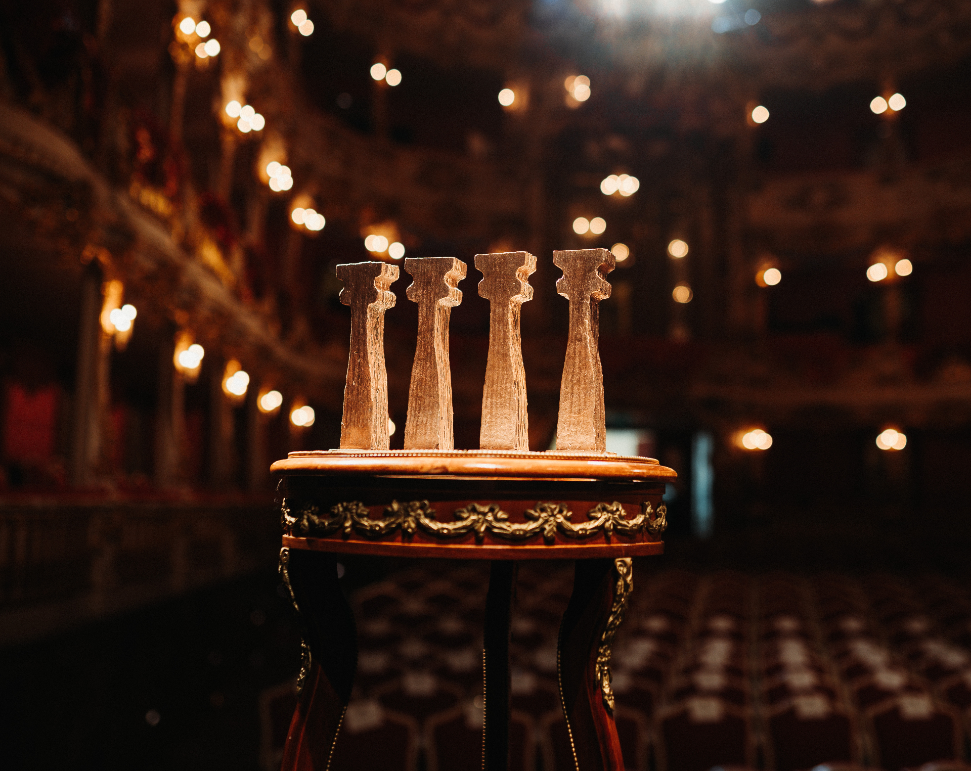 Die Trophäen des Friedenspreises auf einem antiken Beistelltisch im Cuvilliés-Theater